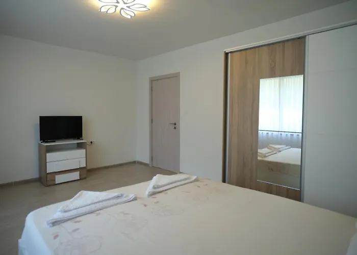 за гости симона Smolan